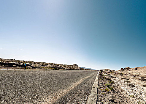 中国西部荒野道路