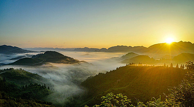 重庆酉阳,夕阳无限美,点灯祈福长