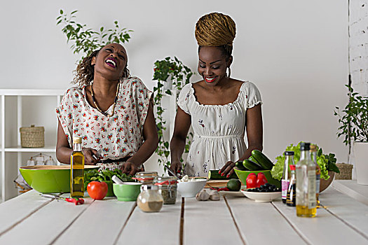 两个,非洲女人,烹调,厨房,制作,健康沙拉,蔬菜