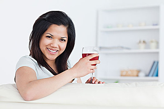 女人,拿着,红酒杯,一只,手,休息,手臂,沙发,客厅