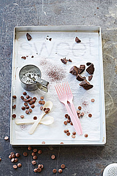 巧克力,巧克力涂层,可可粉,面粉,滤网,勺子,叉子,金属,托盘