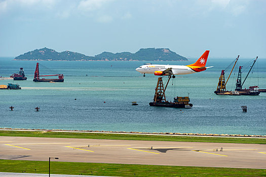 一架蒙古的伊斯尼斯航空客机正降落在香港国际机场