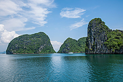 越南广宁鸿基市下龙湾海上石林