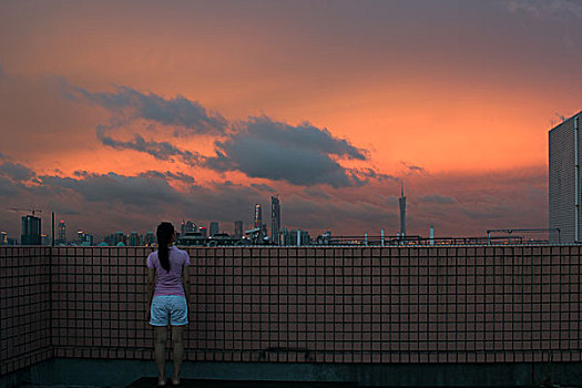 美女看风景