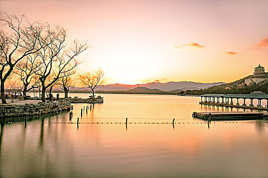 日落晚霞湖面