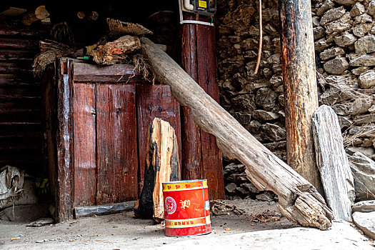 四川凉山,木里县纳西古寨俄亚大村的入户独木梯子