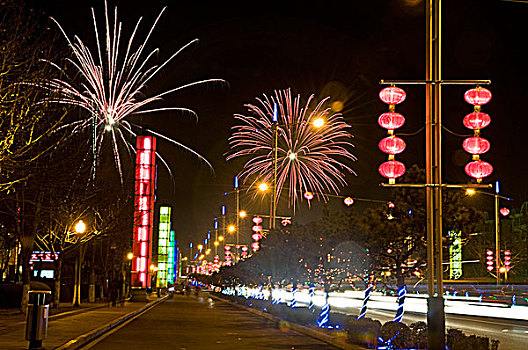 秦皇岛节日街道的灯光和焰火