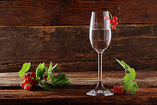 玻璃杯,红醋栗,烈性酒,木质背景