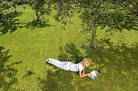 俯拍,中年,女人,躺着,草,笔记本电脑
