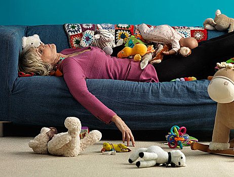 老年,女人,睡觉,沙发,玩具