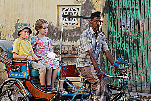 印度,印度南部,泰米尔纳德邦,马杜赖,男孩,女孩,人力三轮车