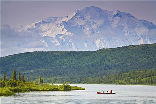 三个人,一个,独木舟,旺湖,山,麦金利山,背景,德纳里峰国家公园,阿拉斯加,夏天