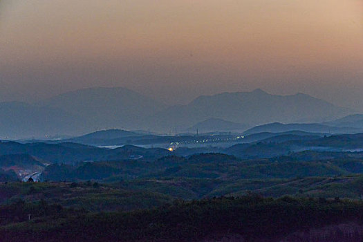 山,丹霞,群山,山脉,黄昏,红光,坡顶,驴友,旅行,地质公园,丹霞地貌,灌木,树,草,水潭,素材,平面设计