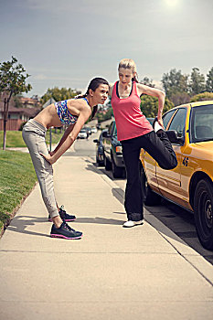 两个女人,运动衣,伸展,公路