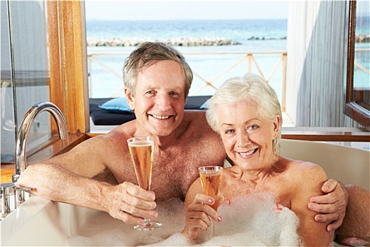老年,夫妻,放松,沐浴,喝,香槟,一起