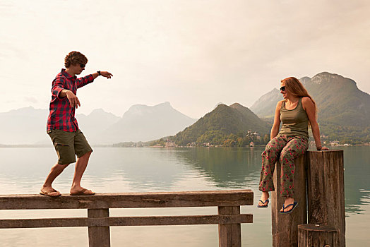年轻,情侣,玩耍,码头,湖,阿纳西,隆河阿尔卑斯山省,法国
