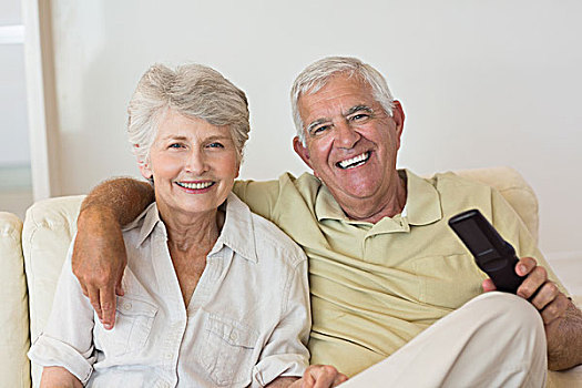 高兴,老年,夫妻,看电视,沙发