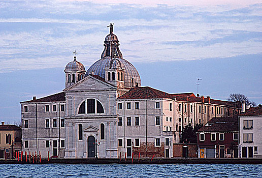 意大利威尼斯风情,从游船上远眺夕阳下的威尼斯标志性建筑