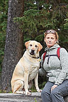 远足者,黄色拉布拉多犬,狗,坐,班芙国家公园,艾伯塔省,加拿大