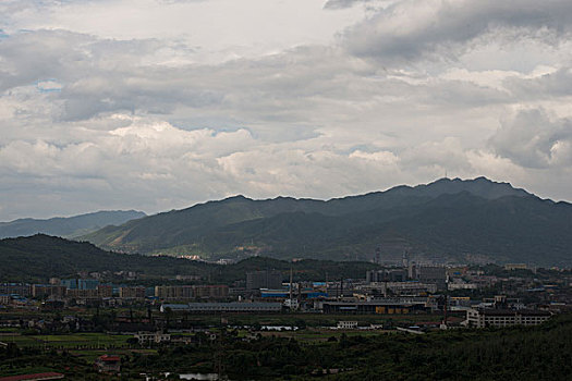 大山,高楼,建筑群,铁塔,河边,农村,田野,草坪