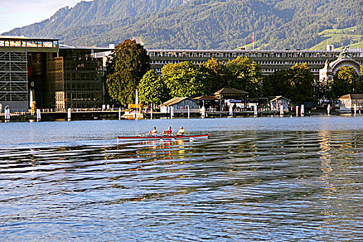 瑞士琉森湖上划皮划艇的人