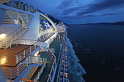 皇冠公主号邮轮,夜色下,邮轮沿阿拉斯加海湾巡游