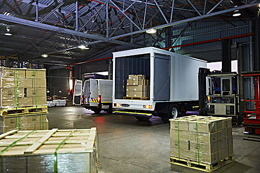 卡车,纸箱,货盘,物流仓库,装卸平台