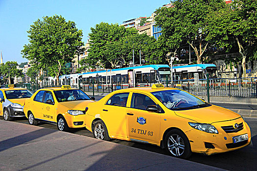 伊斯坦布尔街头等客的出租车和轻轨列车