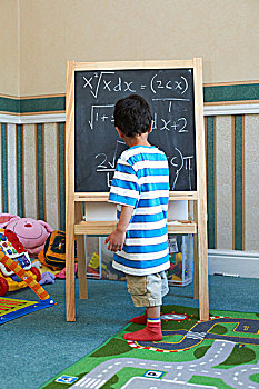 男孩,站立,旁侧,黑板,代数学