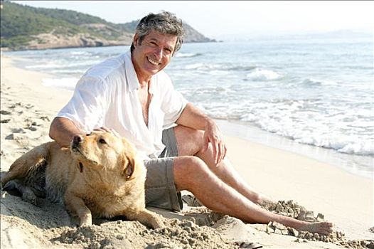 男人,微笑,坐,海滩,抚摸,米色,拉布拉多犬,卧
