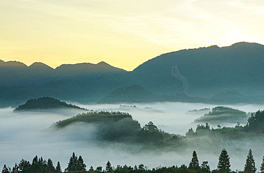 重庆酉阳,雨后白雾满山岗