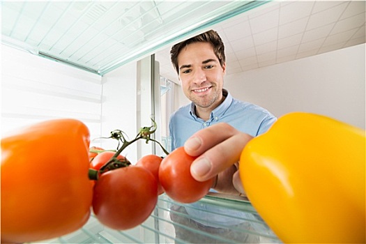 男人,看,西红柿,室内,冰箱