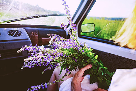 坐,女人,汽车,束,紫色,野花,上方,肩部,风景