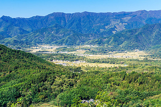 中国安徽省黟县青山环抱着皖南村落