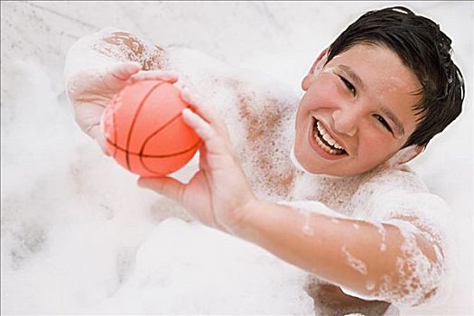 肖像,男孩,拿着,球,浴缸,微笑