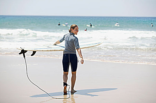 女人,走,水,冲浪板,努沙,海滩,澳大利亚