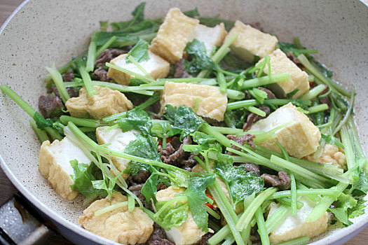 芹菜油豆腐炒黄牛肉
