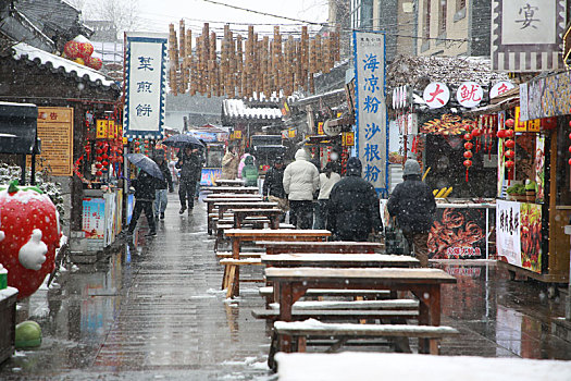 山东省日照市,游客踏雪逛美食街,感受不一样的元宵佳节