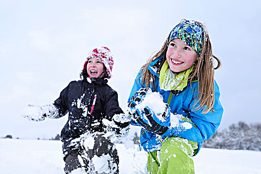 特写,两个女孩,玩雪,打雪仗,冬天,巴伐利亚,德国