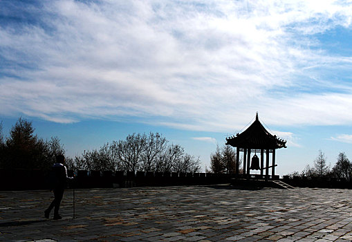 北京,郊区,百花山,户外,自然,白天,风景,白云,蓝天,秋天,寺庙,亭子,钟,寺院,撞钟