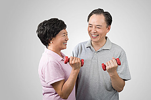 一起锻炼身体的老年夫妇