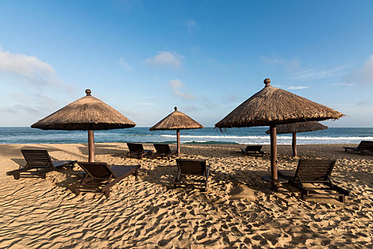 海南万宁香水湾沙滩上的草棚躺椅