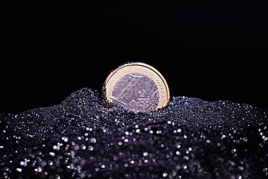 特写,1欧元硬币,光泽,沙子,黑色背景