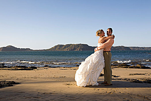 新郎,新娘,搂抱,海滩