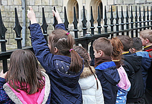 在温莎城堡参观的儿童