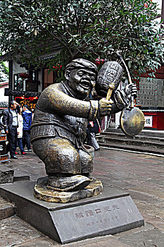 重庆古镇磁器口的更夫塑像