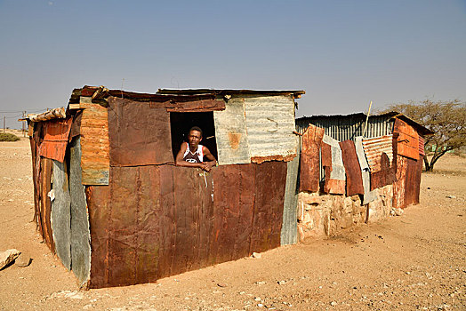 男人,看,室外,窗户,穷,波纹板,小屋,埃龙戈区,达马拉兰,纳米比亚,非洲