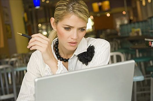 职业女性,笔记本电脑,餐馆