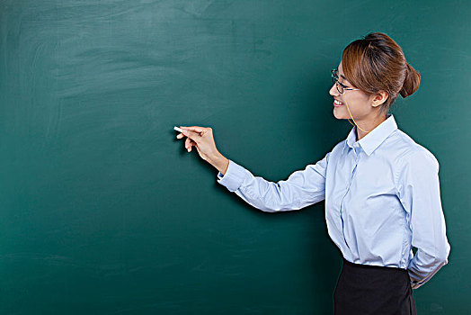 黑板前讲课的年轻女老师