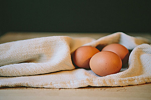 三个,褐色,蛋,餐巾